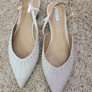 Tahari TA-Pat 9 1/2 Creme Flats